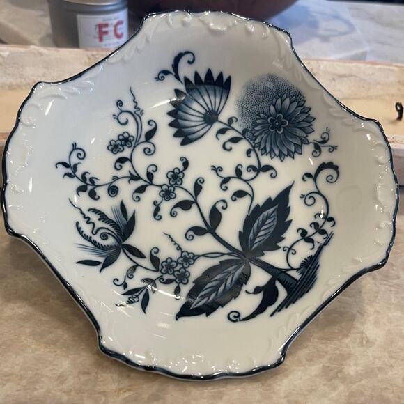 Vintage Blue Onion porcelain serving dish Japan - Picture 1 of 10